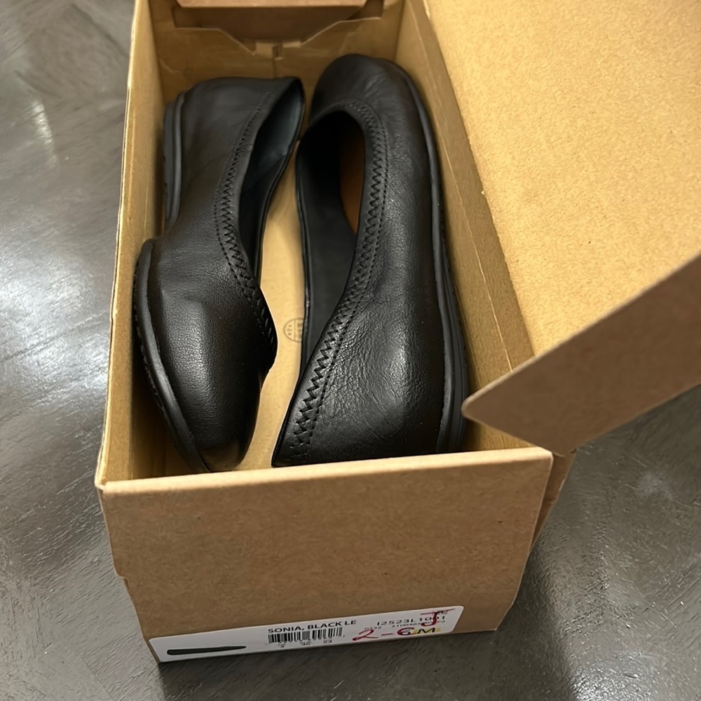 ZODIAC Women's Sonia Ballet Flats - Picture 2 of 12
